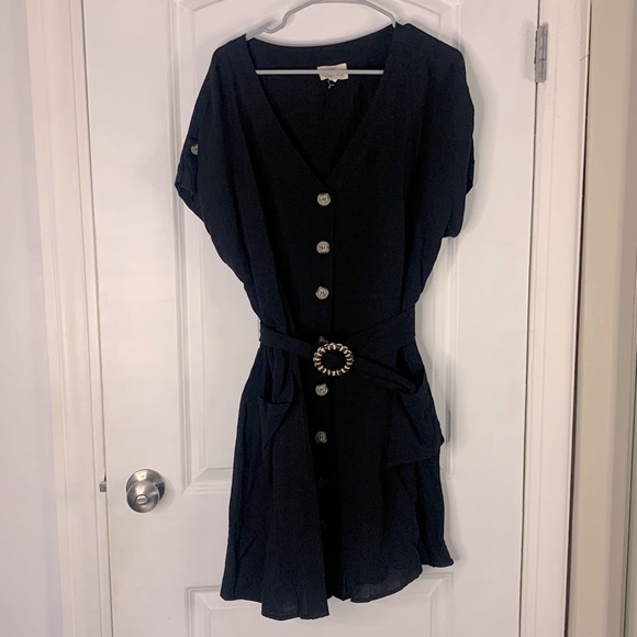 Black midi dress with bottom front and belt. Linen like material - Picture 1 of 3